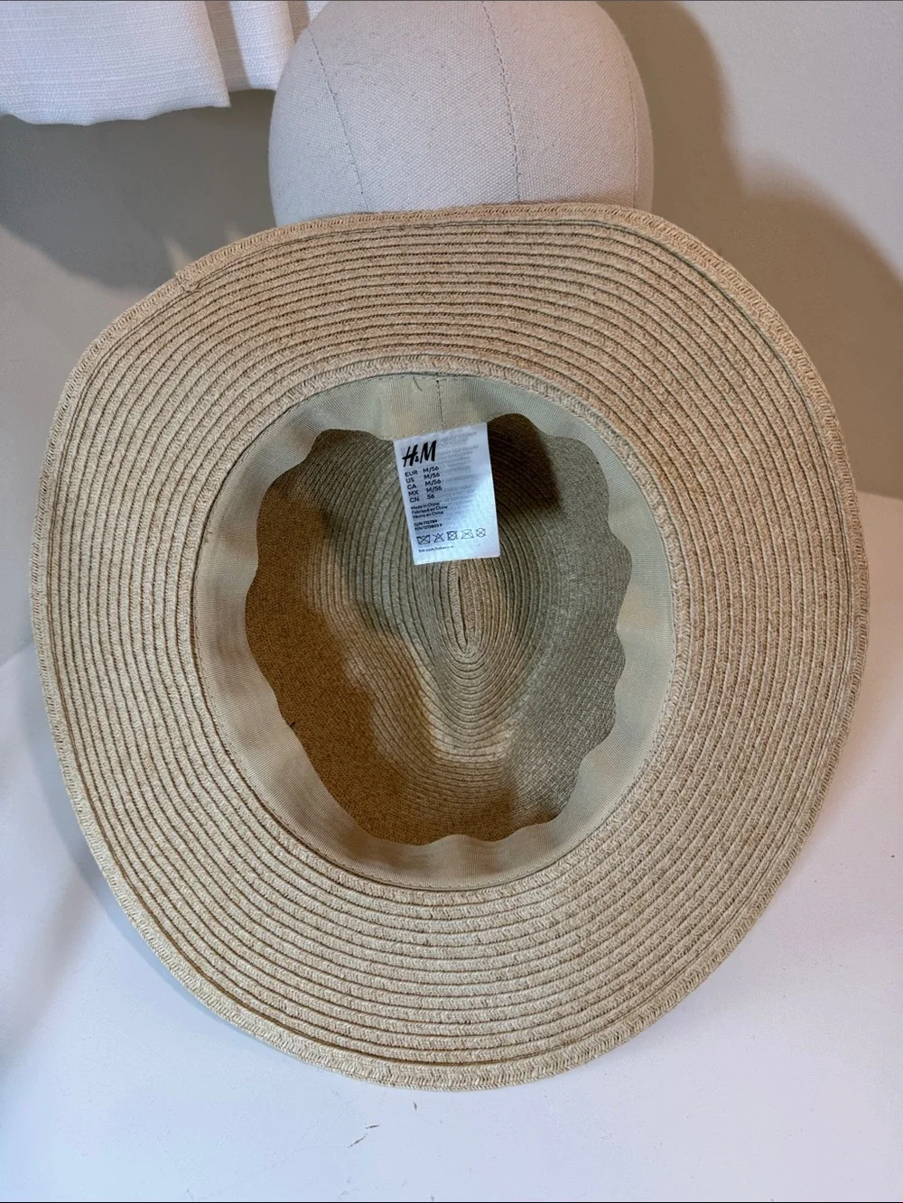 H&M men’s straw hat with black cloth band. M.